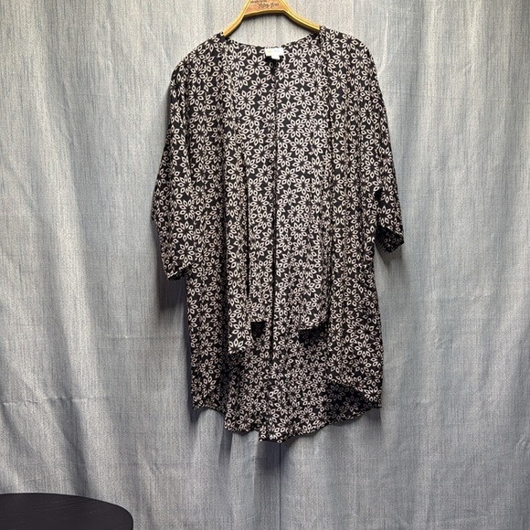LuLaRoe Black and White patterned cardigan, size medium - Picture 2 of 8